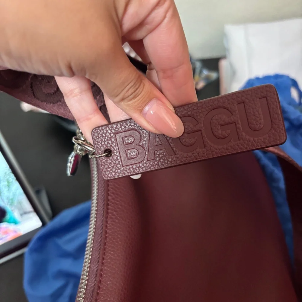 NWOT BAGGU Medium Recycled Leather Crescent Bag
Mahogany - Picture 5 of 8